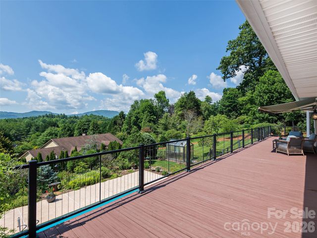 18 Thornapple Drive, Hendersonville, NC 28739