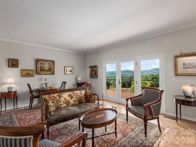 18 Thornapple Drive, Hendersonville, NC 28739