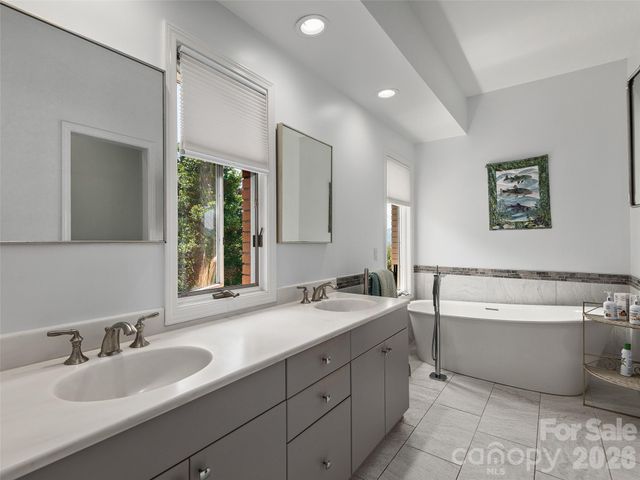 18 Thornapple Drive, Hendersonville, NC 28739