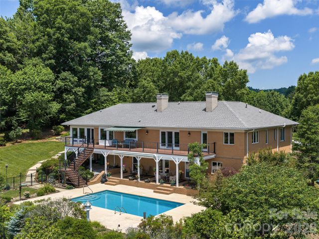 18 Thornapple Drive, Hendersonville, NC 28739