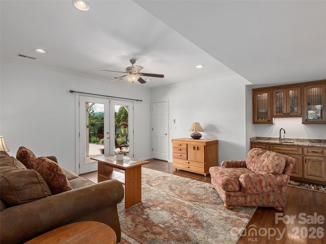 18 Thornapple Drive, Hendersonville, NC 28739