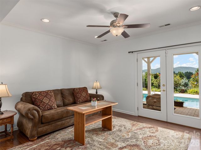 18 Thornapple Drive, Hendersonville, NC 28739