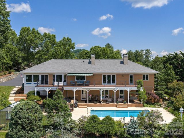 18 Thornapple Drive, Hendersonville, NC 28739