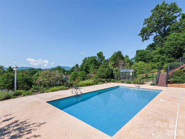 18 Thornapple Drive, Hendersonville, NC 28739