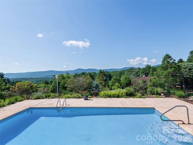 18 Thornapple Drive, Hendersonville, NC 28739