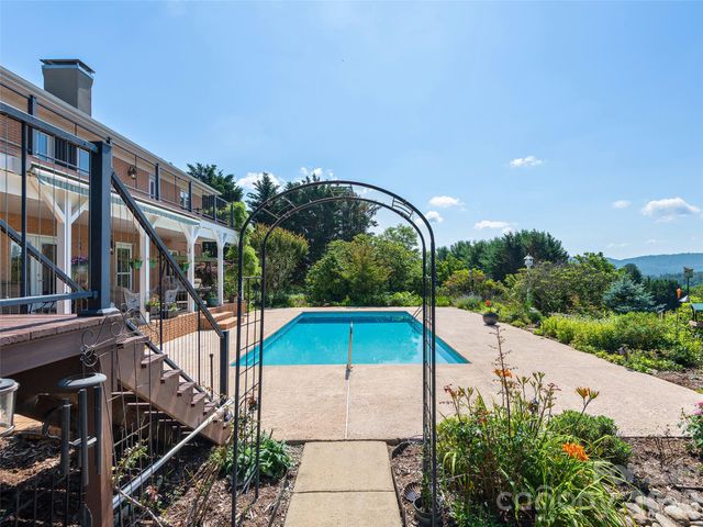 18 Thornapple Drive, Hendersonville, NC 28739