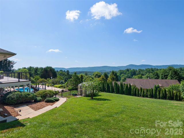 18 Thornapple Drive, Hendersonville, NC 28739