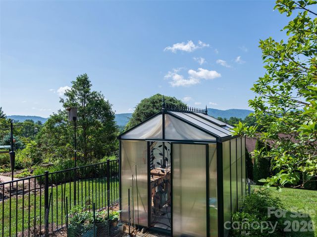18 Thornapple Drive, Hendersonville, NC 28739