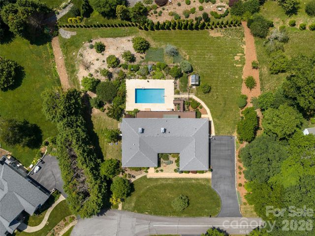 18 Thornapple Drive, Hendersonville, NC 28739