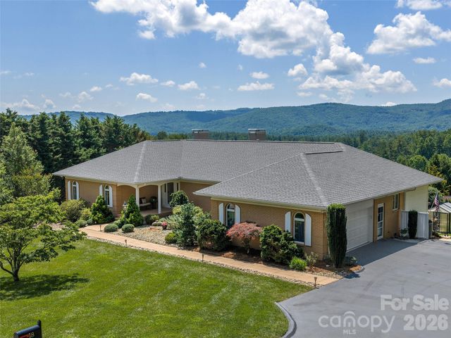 18 Thornapple Drive, Hendersonville, NC 28739