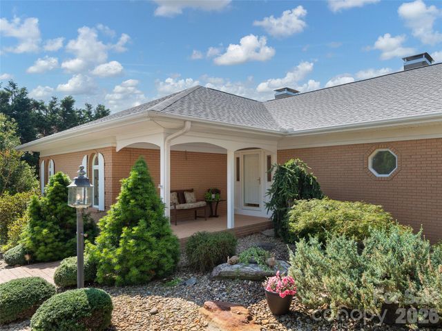 18 Thornapple Drive, Hendersonville, NC 28739