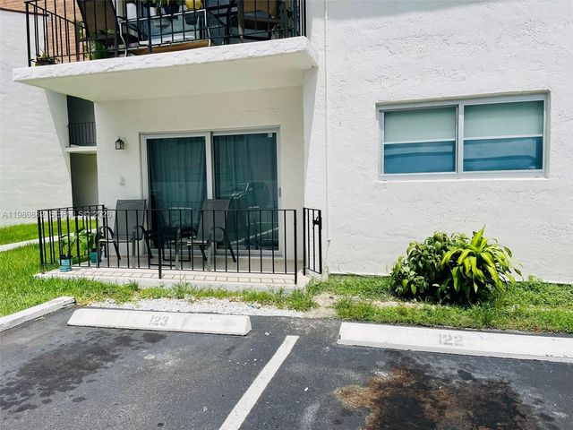 9520 SW 8th St 123, Miami, FL 33174