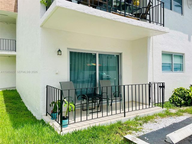 9520 SW 8th St 123, Miami, FL 33174