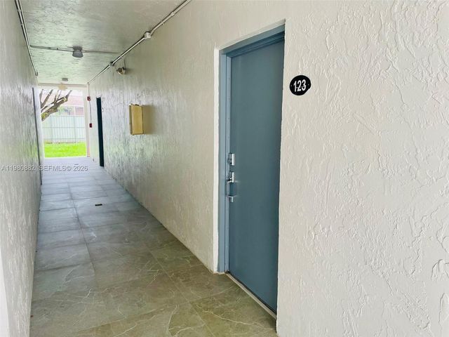 9520 SW 8th St 123, Miami, FL 33174