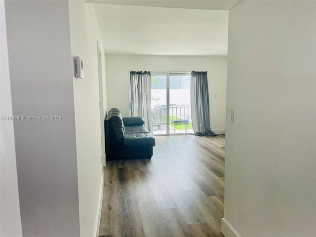 9520 SW 8th St 123, Miami, FL 33174