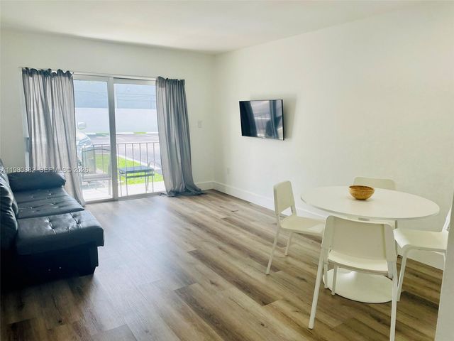 9520 SW 8th St 123, Miami, FL 33174