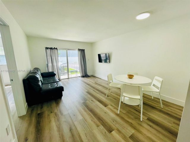 9520 SW 8th St 123, Miami, FL 33174