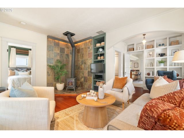 3035 Sw VERMONT St, Portland, OR 97219