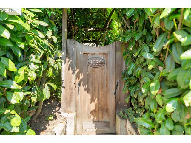 3035 Sw VERMONT St, Portland, OR 97219