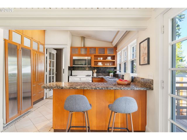 3035 Sw VERMONT St, Portland, OR 97219