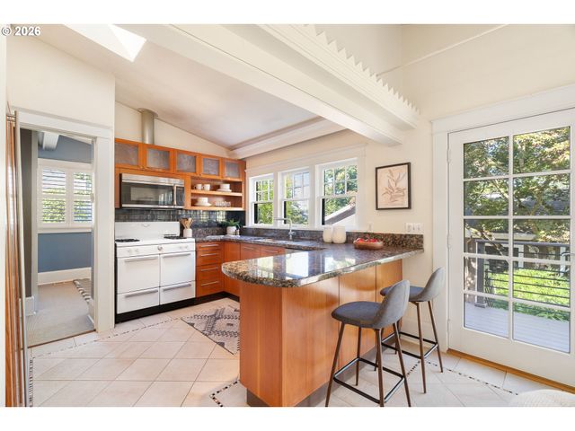 3035 Sw VERMONT St, Portland, OR 97219