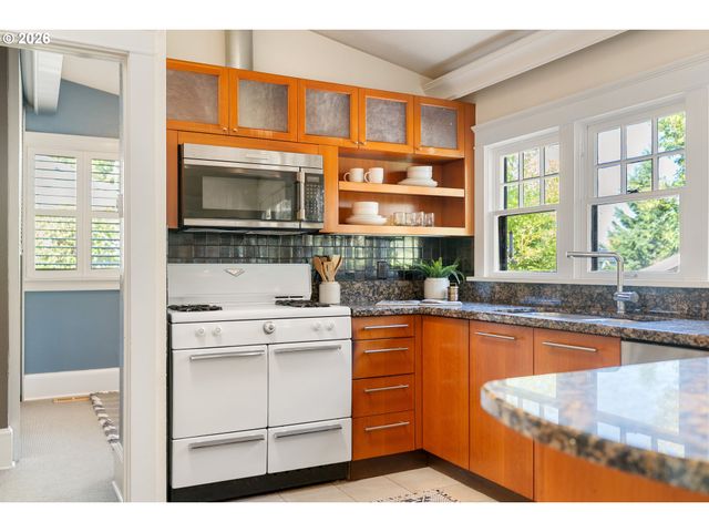3035 Sw VERMONT St, Portland, OR 97219