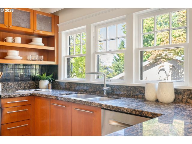 3035 Sw VERMONT St, Portland, OR 97219