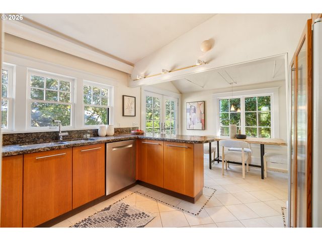 3035 Sw VERMONT St, Portland, OR 97219
