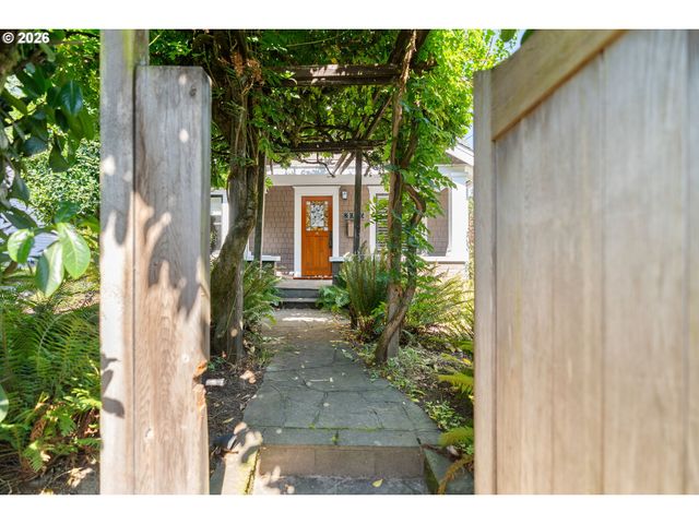 3035 Sw VERMONT St, Portland, OR 97219
