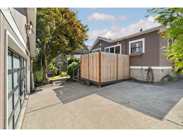 3035 Sw VERMONT St, Portland, OR 97219