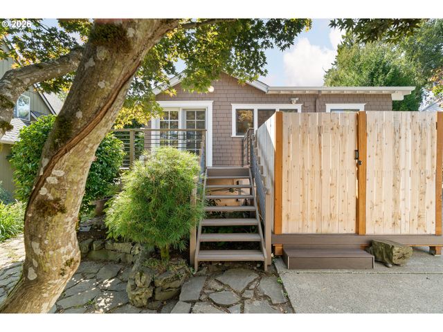 3035 Sw VERMONT St, Portland, OR 97219