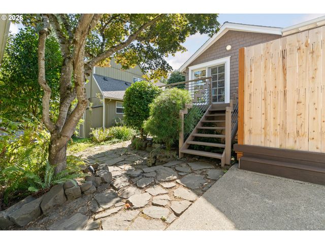 3035 Sw VERMONT St, Portland, OR 97219