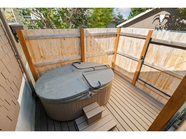 3035 Sw VERMONT St, Portland, OR 97219