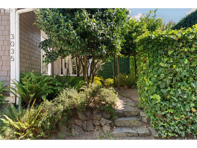 3035 Sw VERMONT St, Portland, OR 97219