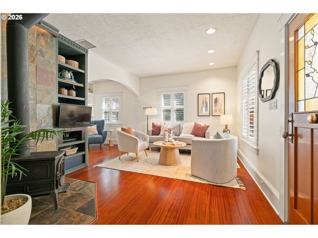 3035 Sw VERMONT St, Portland, OR 97219