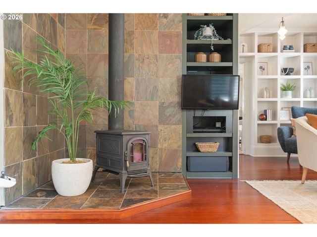 3035 Sw VERMONT St, Portland, OR 97219