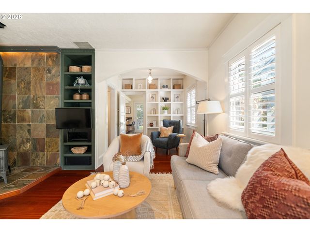 3035 Sw VERMONT St, Portland, OR 97219
