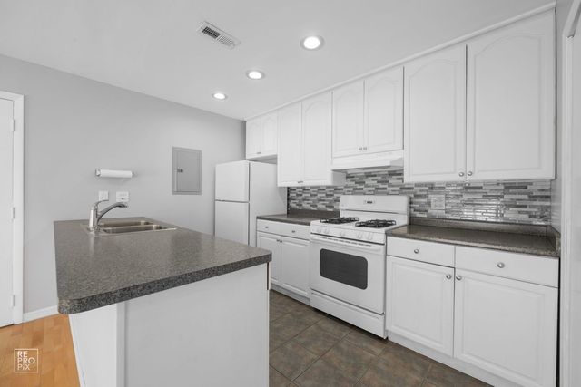 1449 Quaker Lane 124A, Prospect Heights, IL 60070