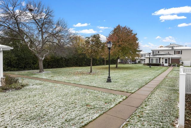 1449 Quaker Lane 124A, Prospect Heights, IL 60070