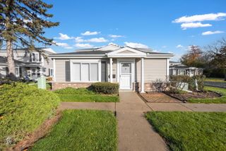 1449 Quaker Lane 124A, Prospect Heights, IL 60070