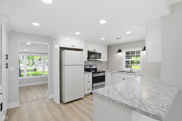 211 W McKenzie Road, Greenfield, IN 46140