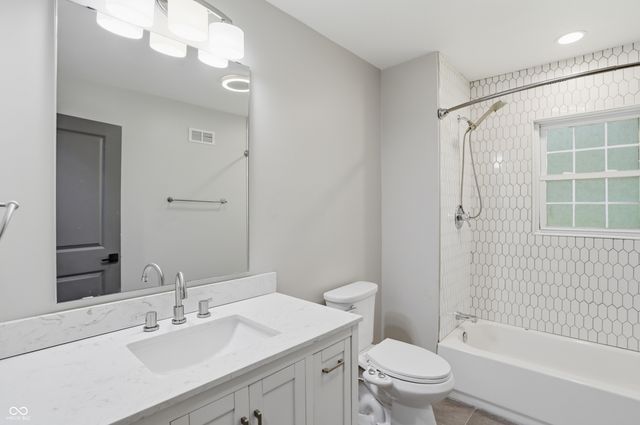 211 W McKenzie Road, Greenfield, IN 46140
