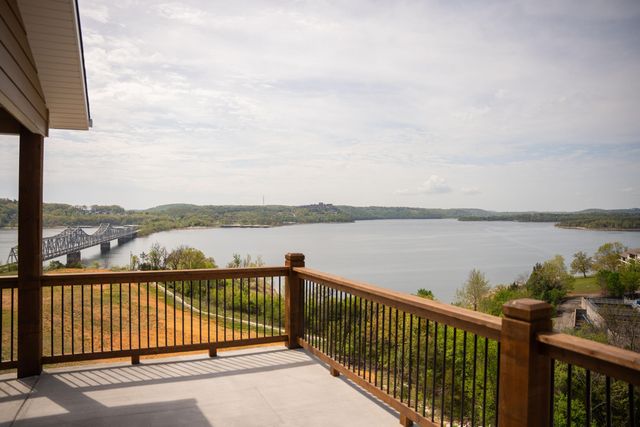 114 Bridgewater Loop 1, Kimberling City, MO 65686