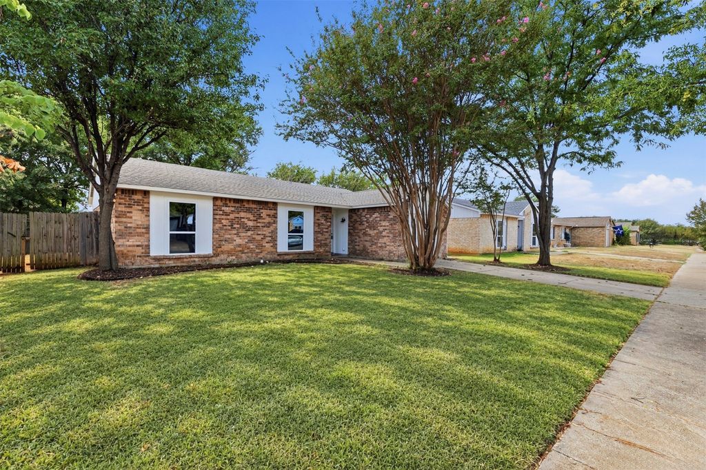 3817 Longmeadow Way, Fort Worth, TX 76133 — photo 2