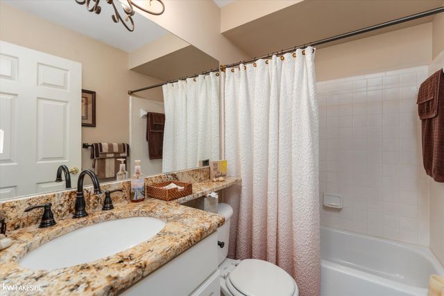8160 Huntington Ridge Court, Washington Twp, MI 48094