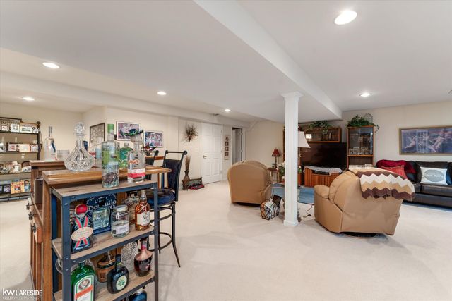8160 Huntington Ridge Court, Washington Twp, MI 48094