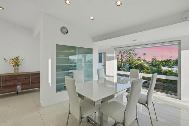 5628 Linda Rosa, La Jolla, CA 92037