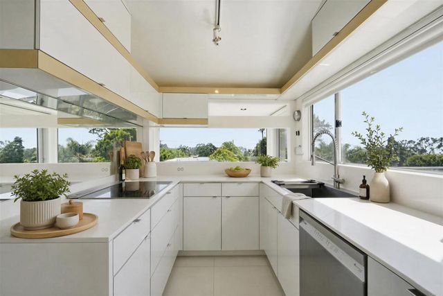 5628 Linda Rosa, La Jolla, CA 92037