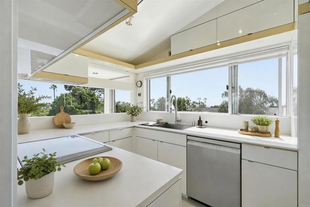 5628 Linda Rosa, La Jolla, CA 92037