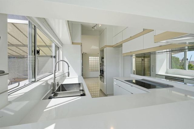5628 Linda Rosa, La Jolla, CA 92037
